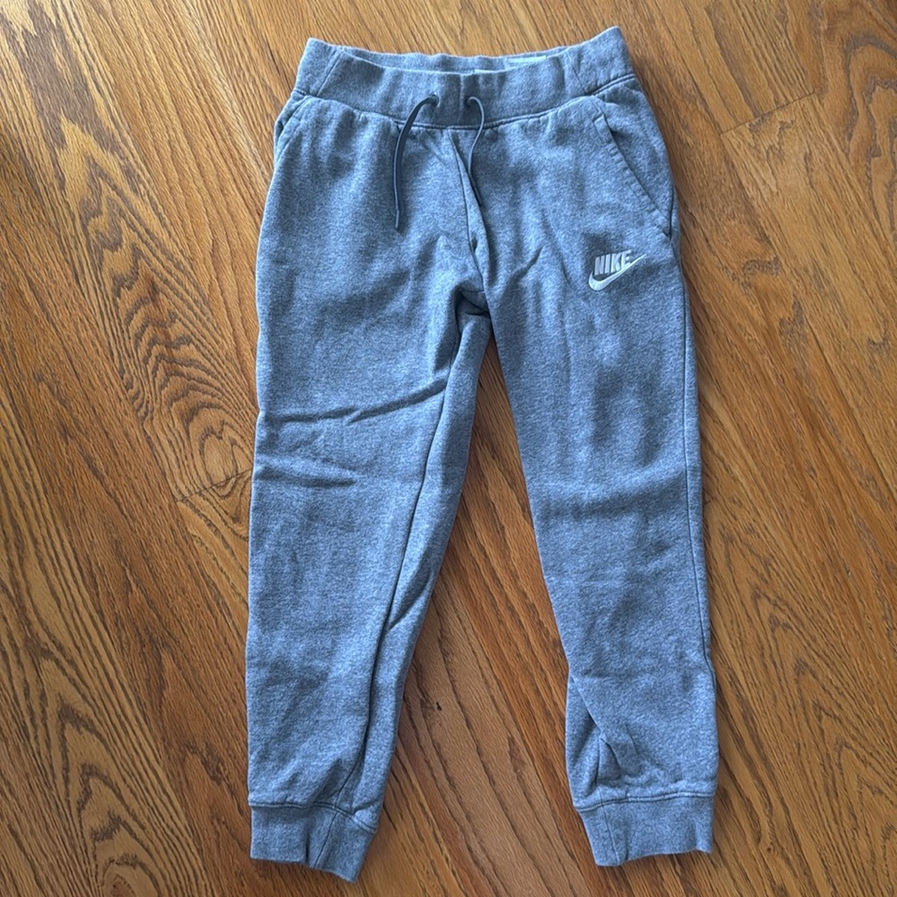 Nike joggers size medium
